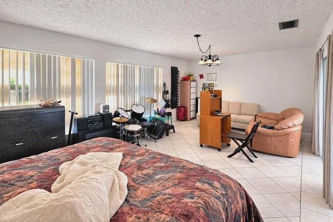 Building Photo - 218 Olive Ave