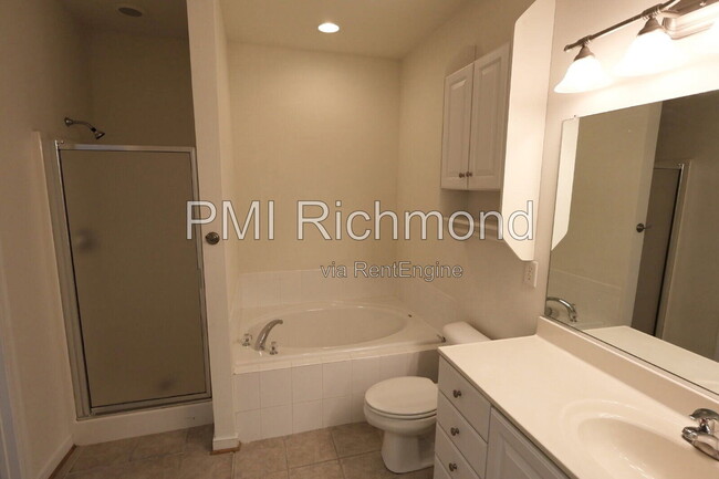 Building Photo - 5805 Park Creste Dr