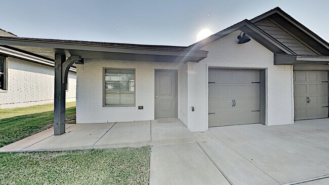 Building Photo - 2 Bedrooms, 1 Bathroom 1 Car Garage Close to Broadway Extension, a short distance from Edmond and...