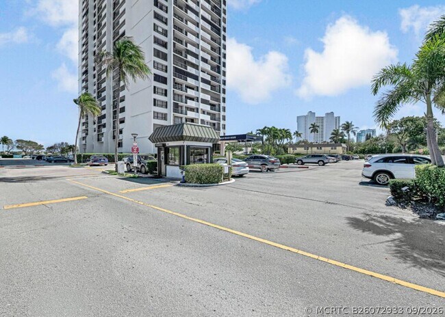 Building Photo - 5600 N Flagler Dr