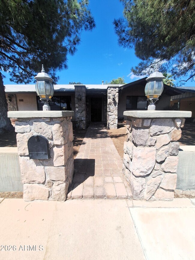 Building Photo - 7508 E Cambridge Ave