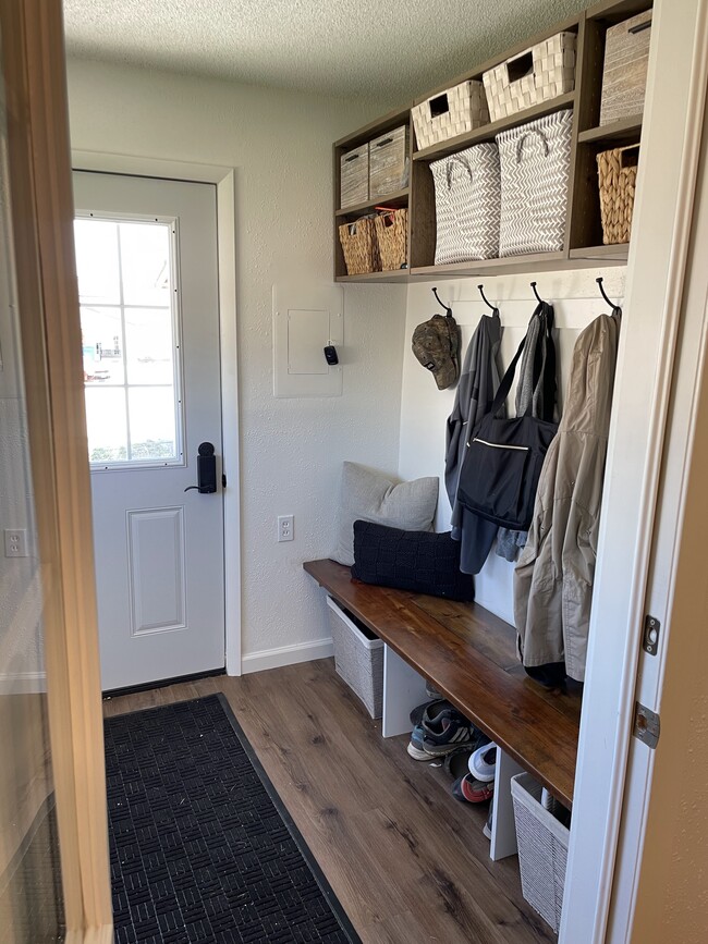 Entry way/ mud room - 722 Summit St