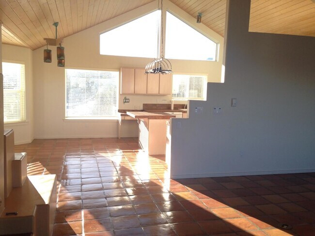 Building Photo - 7 Metate Dr