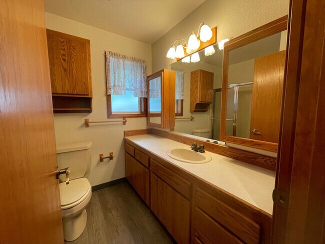 Building Photo - Available Now 3 bedroom 2 bath Hucrest home