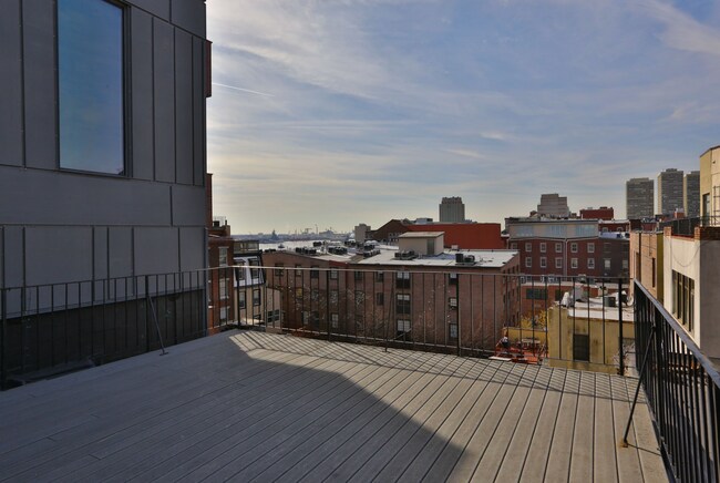 Building Photo - Charming Old City Apartments