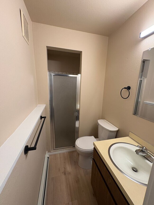 Building Photo - 2 Bed 2 bath off Durston Rd- Brand New Flo...