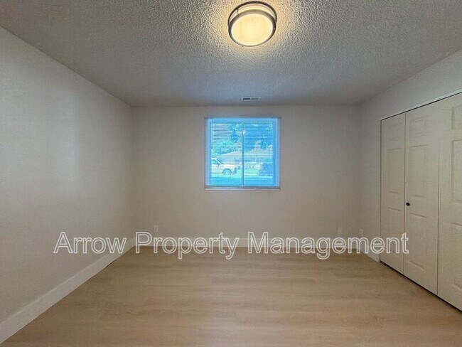 Building Photo - 515 W Saunders Ave