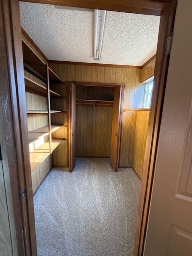 Building Photo - 3 Bed 1 1/2 Bath Home with Fireplace Conta...