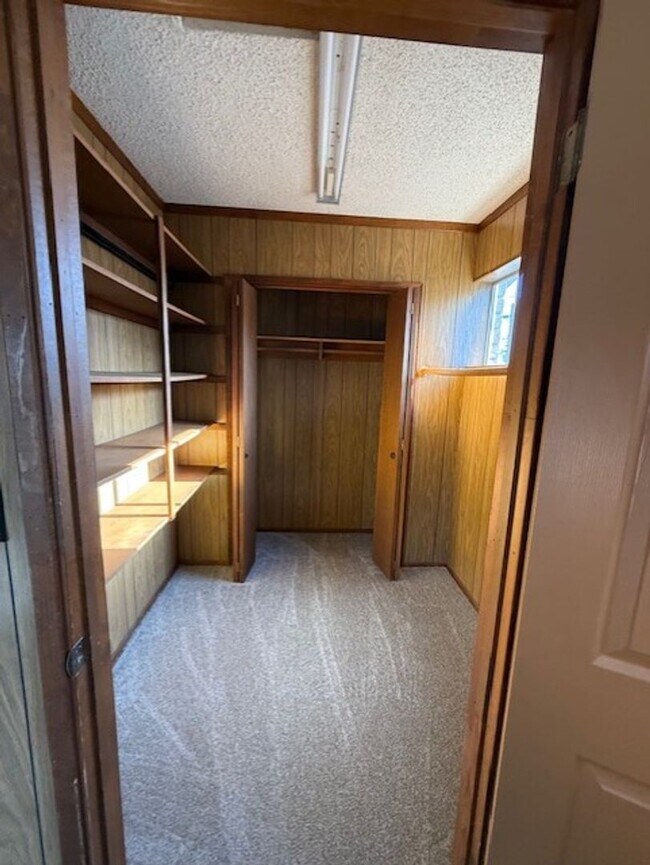Building Photo - REDUCED!! 3 Bed 1 1/2 Bath Home with Firep...