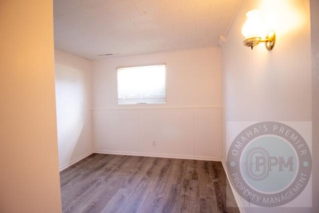 Building Photo - Vaulted Ceilings & Modern Updates in Prime...