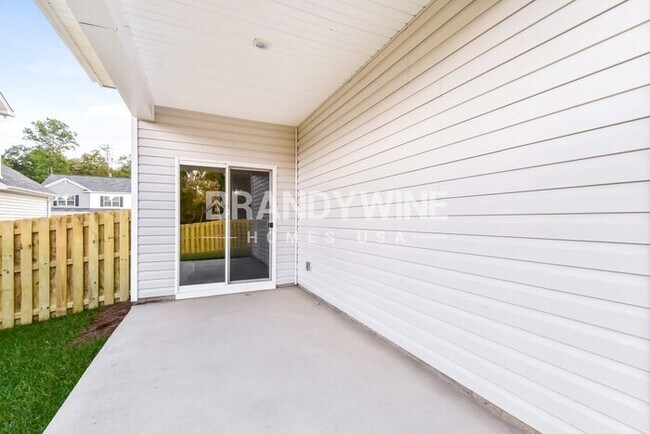 Building Photo - 588 Glenmanor Dr