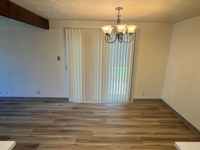 Building Photo - 2 Bedroom Duplex in Southwest Eugene