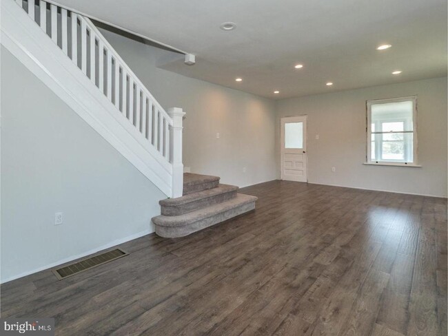 Building Photo - 3804 Louanna Ave