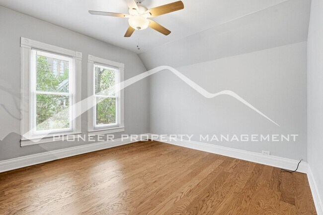 Building Photo - Spacious Condo with Storage Area and Parking!