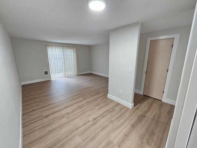 Building Photo - Large Updated 2 Bed, 1.5 Bath Townhouse w/ Washer & Dryer + Off-street Parking