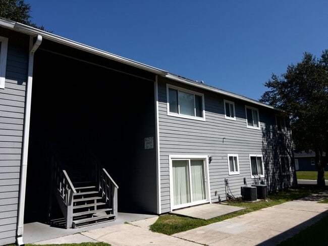 Building Photo - 106 E Rhodes Dr