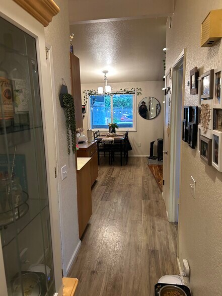 Building Photo - 1017 Oakes Ave