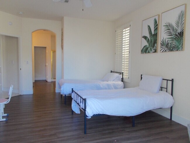 Building Photo - Stunning Fully Remodeled Luxury Home in Peccole Ranch