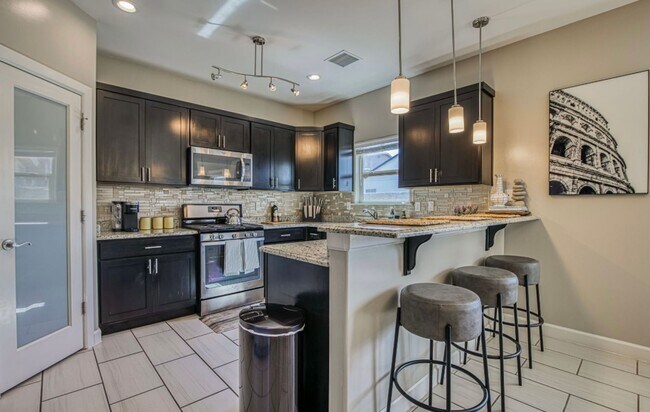 Building Photo - Furnished Eastside Beautiful 3 bed/2 baths for RENT Utilities & Wi-Fi INCLUDED