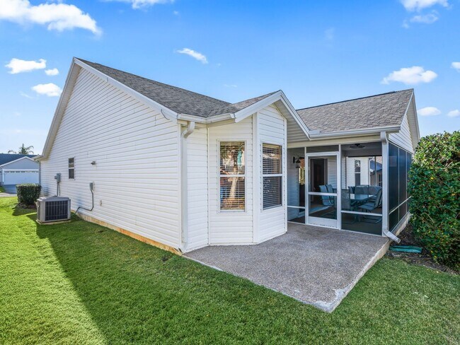 Building Photo - 3 bedroom 2 bath designer home