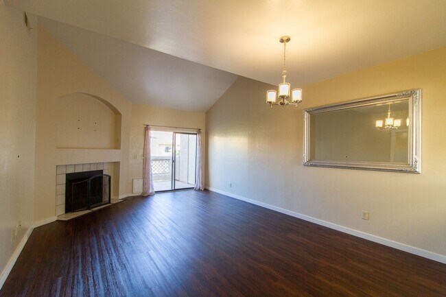 Building Photo - **Charming 2 Bedroom Condo for Rent at Park Centre**