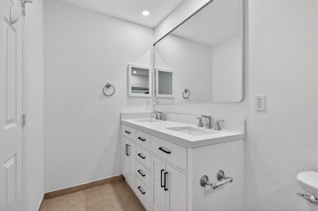 Building Photo - 16218 Sierra Palms Dr