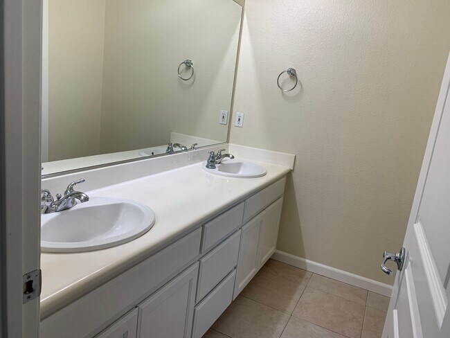 Building Photo - Stunning 4 bed/2.5 bath home in San Ramon