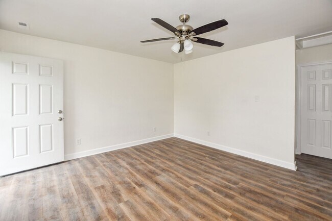 Building Photo - 936-938 Schumann Dr