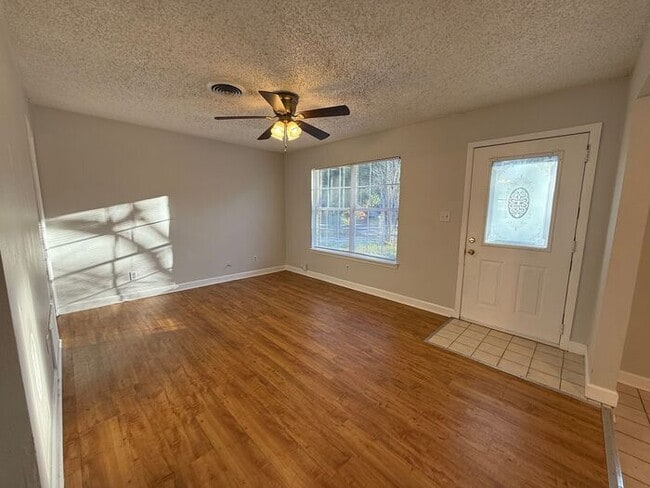 Building Photo - Gulf Breeze - 3 bedroom, 2 bathroom