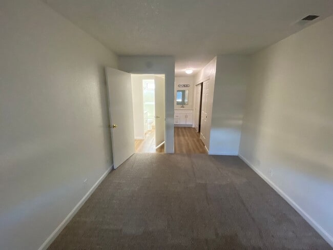 Building Photo - La Tierra Garden Apartment (29)