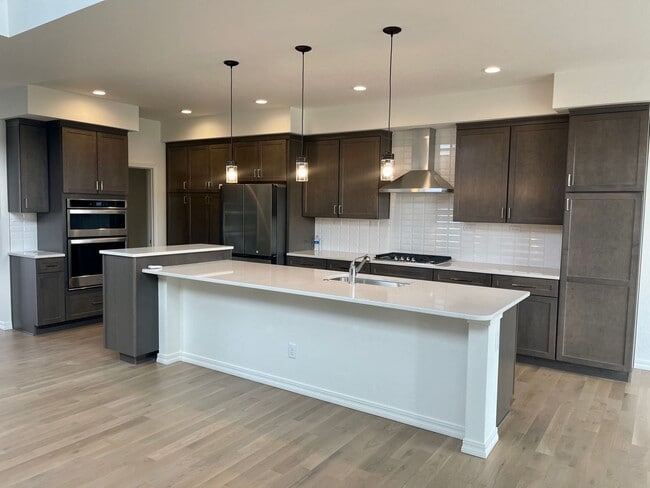 Building Photo - **** 15 DAYS rent Off if leased by 04/20/2026 **** Luxury Home with open-concept in Wolf Ranch To...