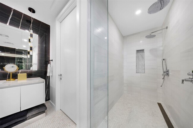 Building Photo - 700 NE 26th Terrace