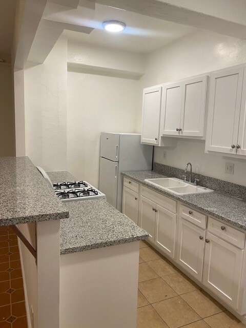 Building Photo - 152 S Sycamore Ave