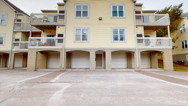 Building Photo - 2221 S Huron Pkwy