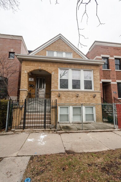 Primary Photo - 1654 W Melrose St