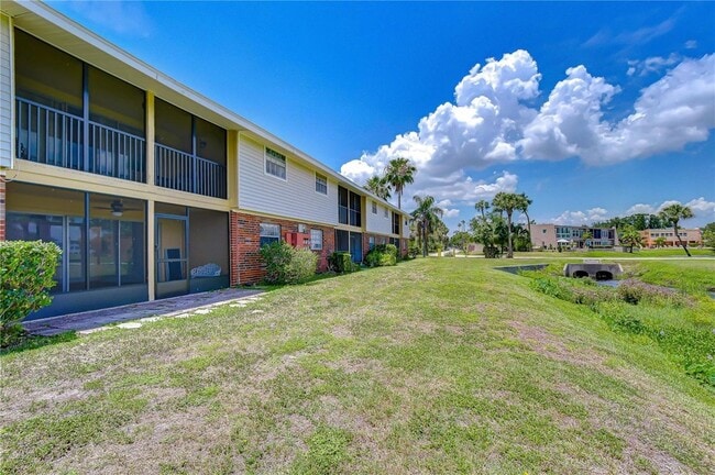 Building Photo - 200 Country Club Dr