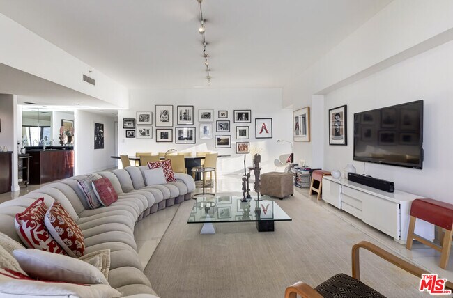 Building Photo - 10445 Wilshire Blvd