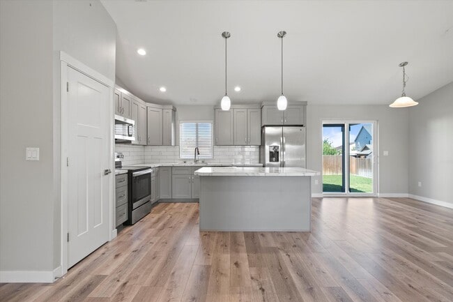 Building Photo - Newer Home in Quiet Neighborhood