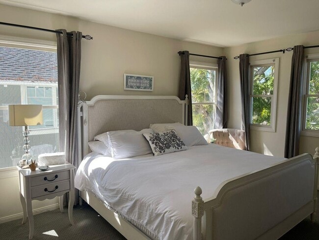 Building Photo - Spacious 5 bedroom home in Coronado's Village