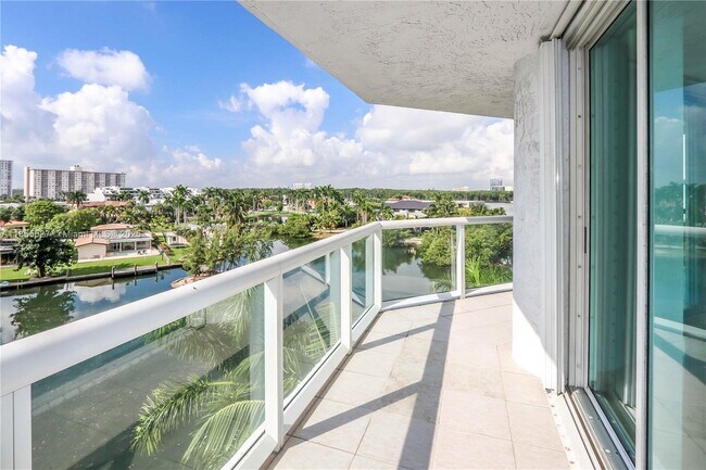 Building Photo - 16500 Collins Ave