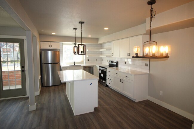 Building Photo - Incredible condo with 2 car garage