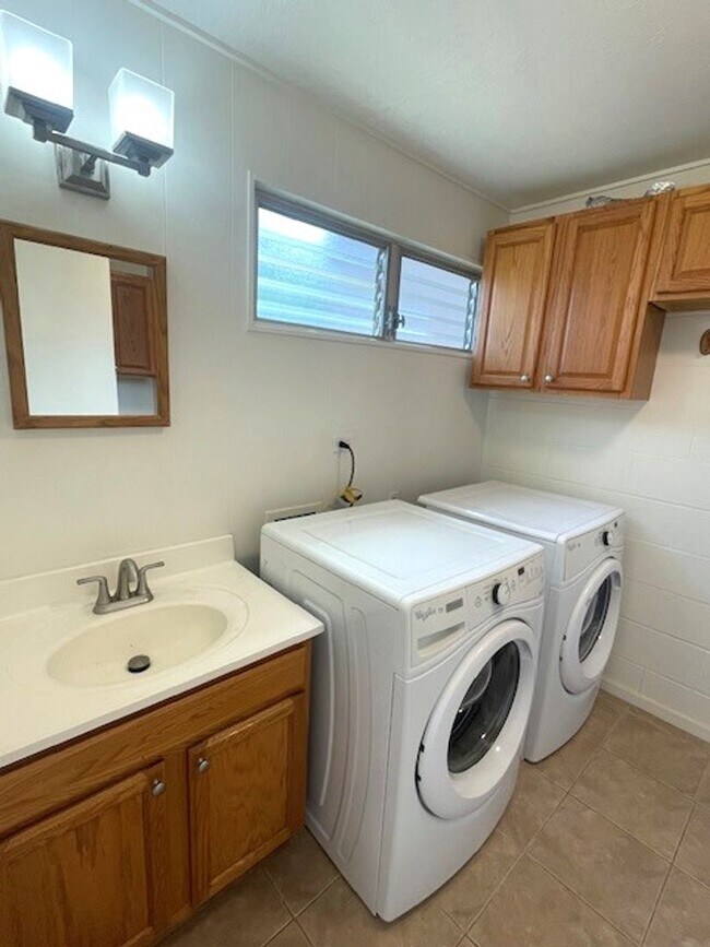 Building Photo - 4 bed/ 2 bath Townhome in Makakilo, Utilit...