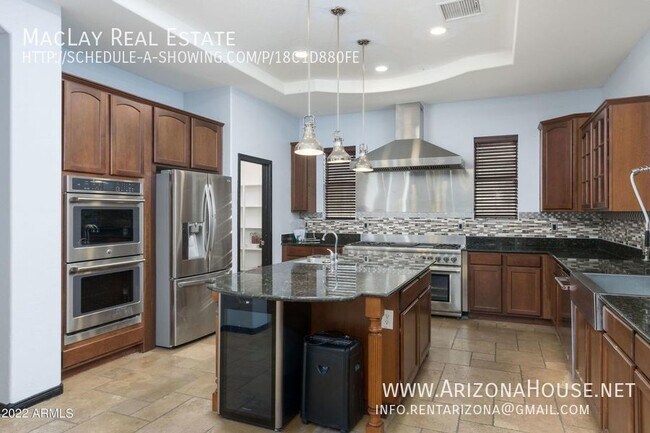 Building Photo - Beautiful 6 bedroom * Corner lot * gated c...