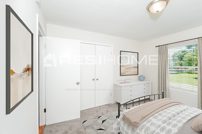 Building Photo - 1115 Shadow Creek Dr Ne