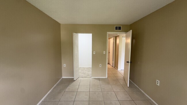 Building Photo - Charming 2-Bed Condo Retreat in West Palm Beach – Cozy Living Awaits!