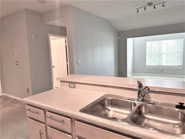 Building Photo - 5475 Vineland Rd