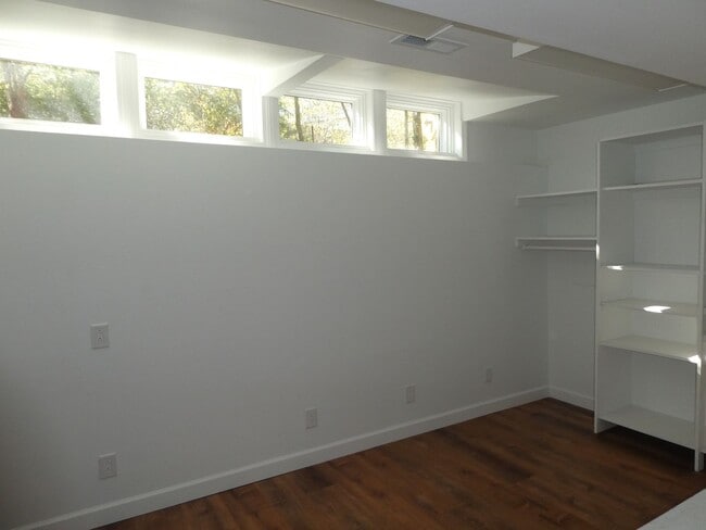 Building Photo - 3 Bedroom 2 Bath Home- Old South West