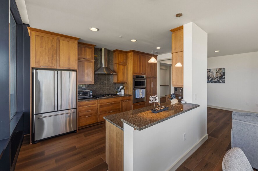Building Photo - 700 W 31st St