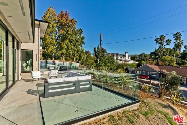 Building Photo - 16879 Mooncrest Dr