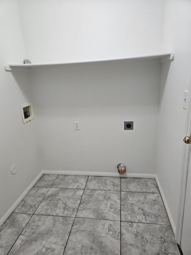 Building Photo - Welcome to this stunning 3-bedroom, 2.5-bathroom home located in the vibrant city of Nampa, ID.